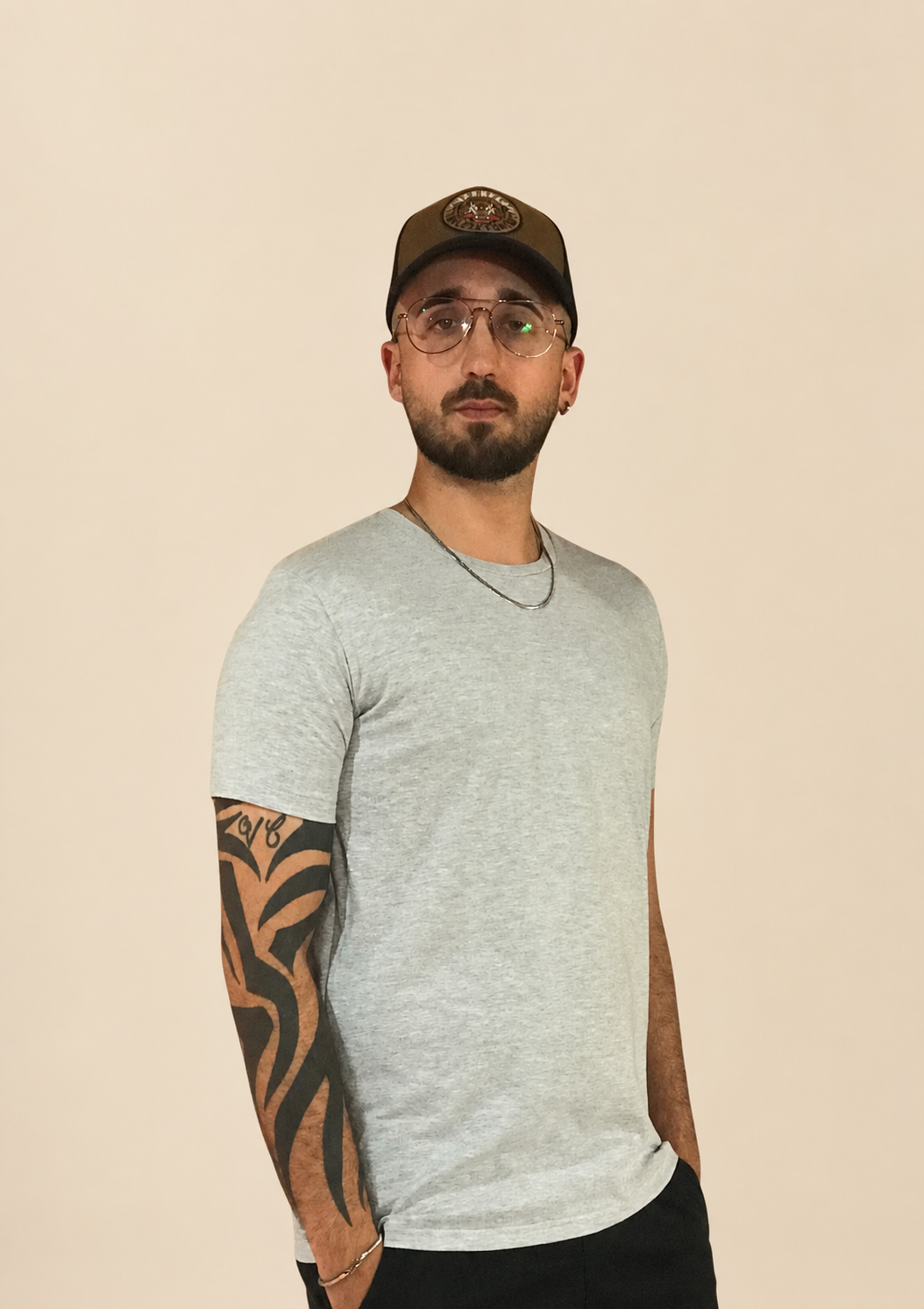 Modelo usando una remera lisa gris de algodón 30.1
